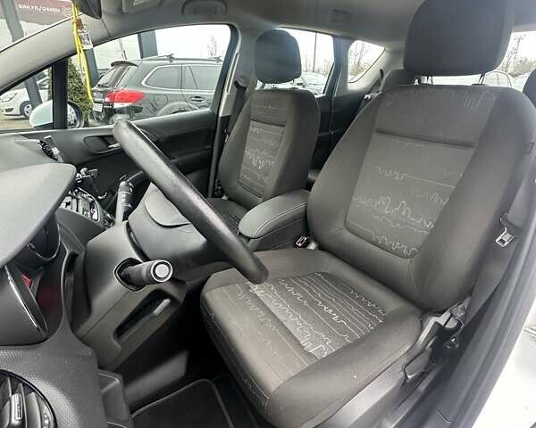 Белый Опель Мерива, объемом двигателя 1.6 л и пробегом 198 тыс. км за 8500 $, фото 17 на Automoto.ua