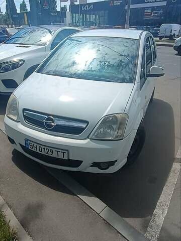 Белый Опель Мерива, объемом двигателя 1.3 л и пробегом 200 тыс. км за 3800 $, фото 1 на Automoto.ua
