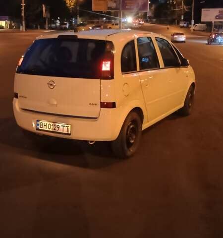 Белый Опель Мерива, объемом двигателя 1.3 л и пробегом 200 тыс. км за 3800 $, фото 2 на Automoto.ua