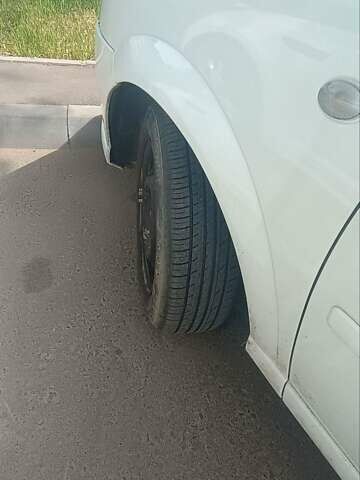 Белый Опель Мерива, объемом двигателя 1.3 л и пробегом 200 тыс. км за 3800 $, фото 5 на Automoto.ua