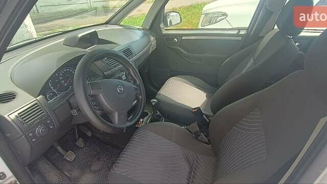 Белый Опель Мерива, объемом двигателя 1.3 л и пробегом 200 тыс. км за 3800 $, фото 7 на Automoto.ua
