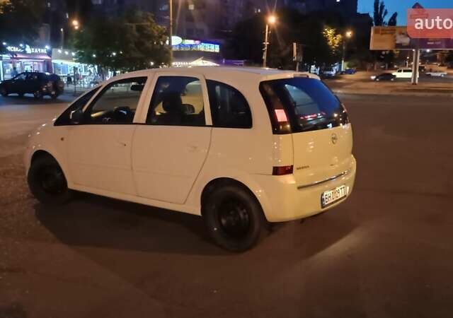 Белый Опель Мерива, объемом двигателя 1.3 л и пробегом 200 тыс. км за 3800 $, фото 3 на Automoto.ua