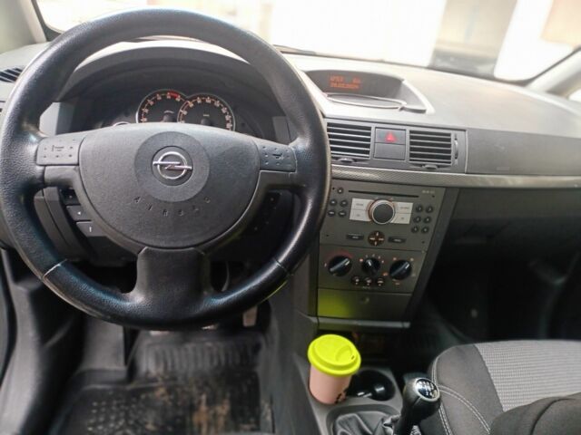 Белый Опель Мерива, объемом двигателя 1.2 л и пробегом 270 тыс. км за 4300 $, фото 4 на Automoto.ua