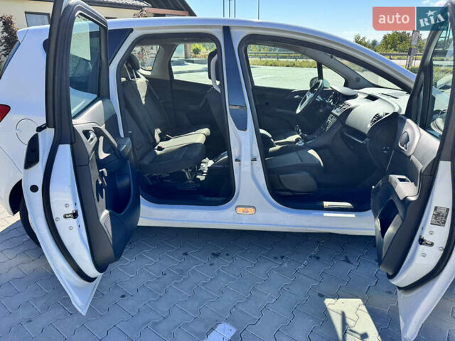 Белый Опель Мерива, объемом двигателя 1.7 л и пробегом 265 тыс. км за 5200 $, фото 9 на Automoto.ua