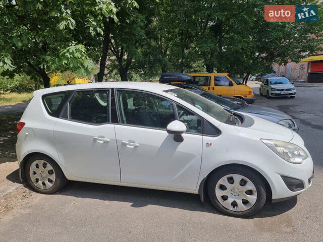 Белый Опель Мерива, объемом двигателя 1.25 л и пробегом 225 тыс. км за 7200 $, фото 2 на Automoto.ua