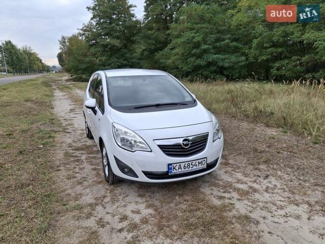 Белый Опель Мерива, объемом двигателя 1.69 л и пробегом 180 тыс. км за 7000 $, фото 3 на Automoto.ua