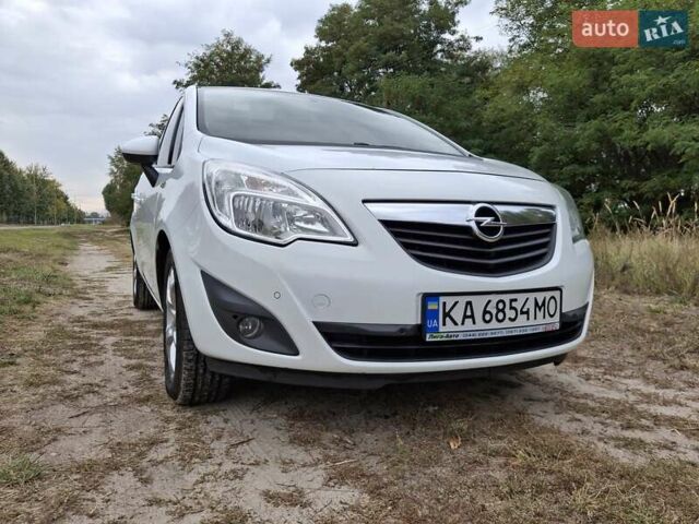 Белый Опель Мерива, объемом двигателя 1.69 л и пробегом 180 тыс. км за 7000 $, фото 4 на Automoto.ua