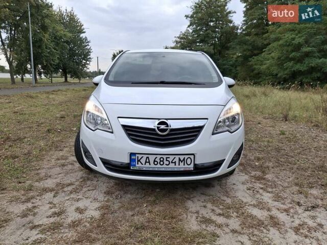 Белый Опель Мерива, объемом двигателя 1.69 л и пробегом 180 тыс. км за 7000 $, фото 1 на Automoto.ua