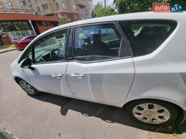 Белый Опель Мерива, объемом двигателя 1.25 л и пробегом 225 тыс. км за 7200 $, фото 3 на Automoto.ua