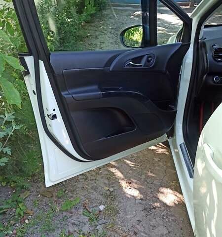 Белый Опель Мерива, объемом двигателя 1.36 л и пробегом 200 тыс. км за 8700 $, фото 23 на Automoto.ua