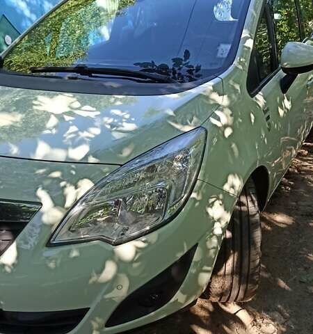 Белый Опель Мерива, объемом двигателя 1.36 л и пробегом 200 тыс. км за 8700 $, фото 1 на Automoto.ua