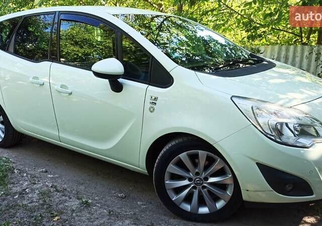 Белый Опель Мерива, объемом двигателя 1.36 л и пробегом 200 тыс. км за 8700 $, фото 2 на Automoto.ua