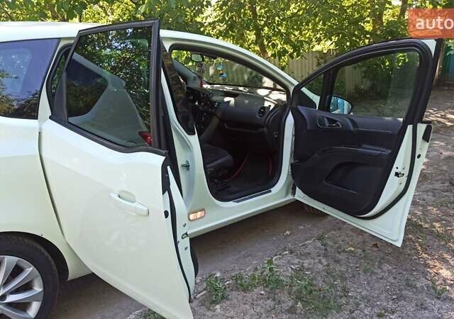 Белый Опель Мерива, объемом двигателя 1.36 л и пробегом 200 тыс. км за 8700 $, фото 8 на Automoto.ua