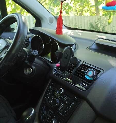 Белый Опель Мерива, объемом двигателя 1.36 л и пробегом 200 тыс. км за 8700 $, фото 5 на Automoto.ua