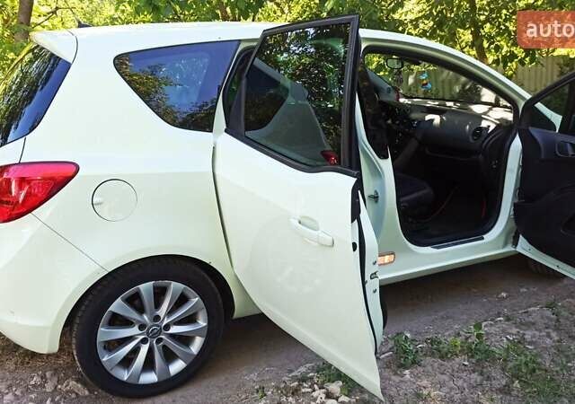 Белый Опель Мерива, объемом двигателя 1.36 л и пробегом 200 тыс. км за 8700 $, фото 7 на Automoto.ua