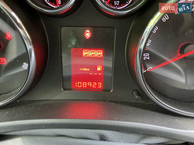 Білий Опель Меріва, об'ємом двигуна 1.4 л та пробігом 109 тис. км за 8300 $, фото 29 на Automoto.ua