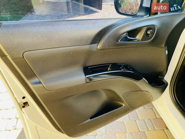 Опель Мерива 2013 в Харькове на Automoto.ua Белый Опель Мерива, объемом двигателя 1.69 л и пробегом 241 тыс. км за 6800 $, фото 48 на Automoto.ua