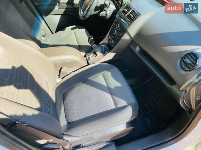 Опель Мерива 2013 в Харькове на Automoto.ua Белый Опель Мерива, объемом двигателя 1.69 л и пробегом 241 тыс. км за 6800 $, фото 14 на Automoto.ua