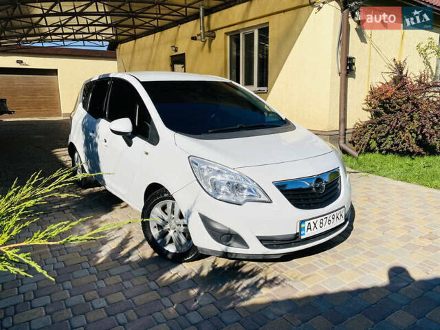 Белый Опель Мерива, объемом двигателя 1.69 л и пробегом 225 тыс. км за 6900 $, фото 3 на Automoto.ua