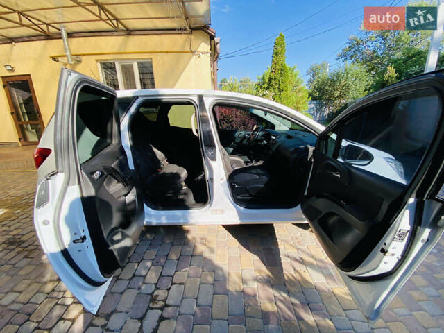 Белый Опель Мерива, объемом двигателя 1.69 л и пробегом 245 тыс. км за 6800 $, фото 4 на Automoto.ua
