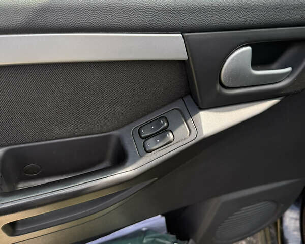 Черный Опель Мерива, объемом двигателя 1.6 л и пробегом 157 тыс. км за 3600 $, фото 19 на Automoto.ua