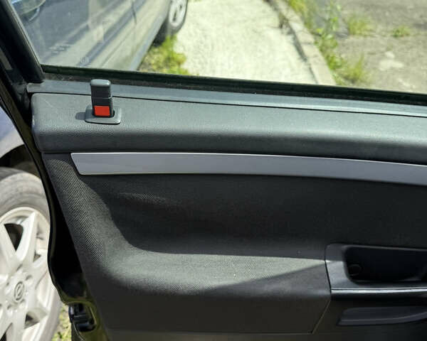 Черный Опель Мерива, объемом двигателя 1.6 л и пробегом 157 тыс. км за 3600 $, фото 4 на Automoto.ua