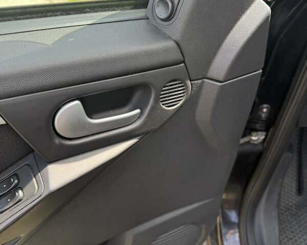 Черный Опель Мерива, объемом двигателя 1.6 л и пробегом 157 тыс. км за 3600 $, фото 3 на Automoto.ua