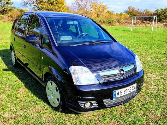 Черный Опель Мерива, объемом двигателя 1.4 л и пробегом 184 тыс. км за 5000 $, фото 2 на Automoto.ua