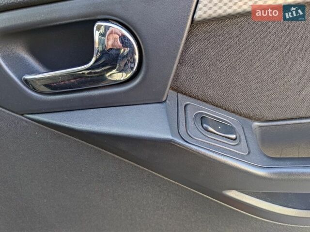 Черный Опель Мерива, объемом двигателя 1.69 л и пробегом 222 тыс. км за 4900 $, фото 7 на Automoto.ua