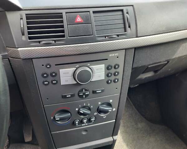 Черный Опель Мерива, объемом двигателя 1.36 л и пробегом 160 тыс. км за 3800 $, фото 6 на Automoto.ua