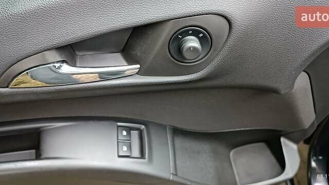 Черный Опель Мерива, объемом двигателя 1.36 л и пробегом 172 тыс. км за 7500 $, фото 4 на Automoto.ua