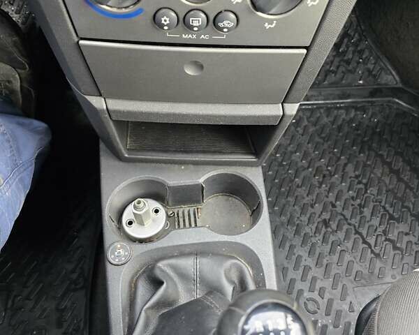 Черный Опель Мерива, объемом двигателя 1.6 л и пробегом 230 тыс. км за 3999 $, фото 21 на Automoto.ua