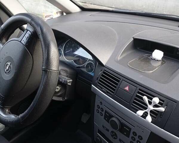 Черный Опель Мерива, объемом двигателя 1.4 л и пробегом 150 тыс. км за 5000 $, фото 4 на Automoto.ua