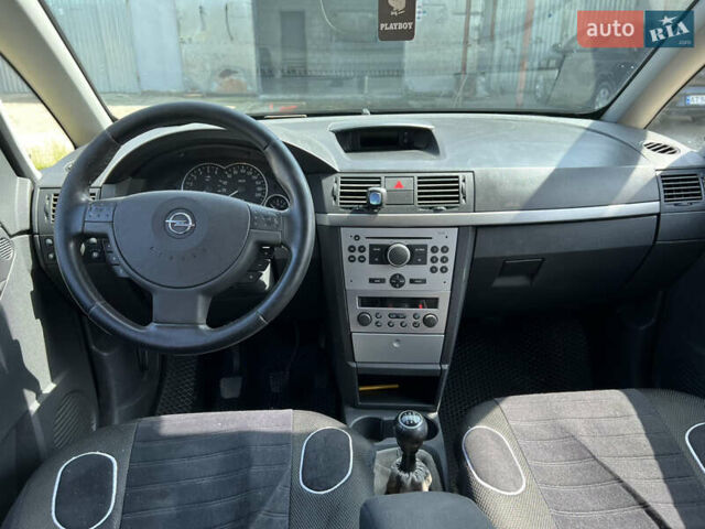 Черный Опель Мерива, объемом двигателя 1.7 л и пробегом 300 тыс. км за 3200 $, фото 6 на Automoto.ua