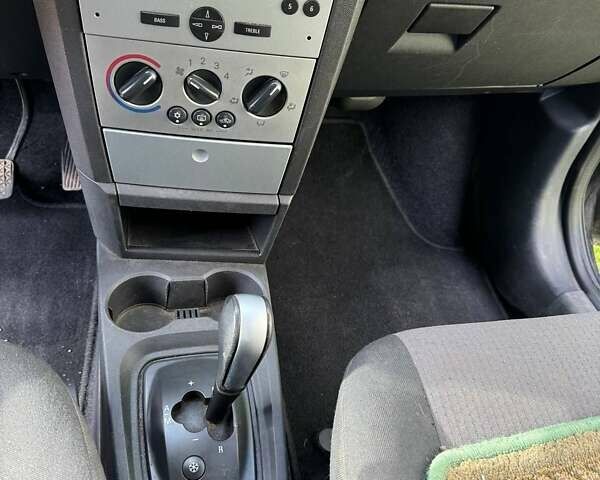 Черный Опель Мерива, объемом двигателя 1.6 л и пробегом 138 тыс. км за 3700 $, фото 3 на Automoto.ua
