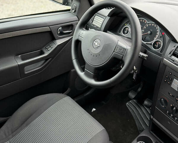 Черный Опель Мерива, объемом двигателя 1.6 л и пробегом 208 тыс. км за 4999 $, фото 95 на Automoto.ua