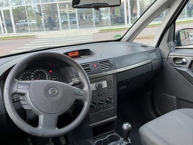 Черный Опель Мерива, объемом двигателя 1.6 л и пробегом 250 тыс. км за 4199 $, фото 12 на Automoto.ua