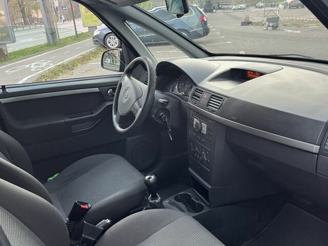 Черный Опель Мерива, объемом двигателя 1.6 л и пробегом 250 тыс. км за 4199 $, фото 14 на Automoto.ua