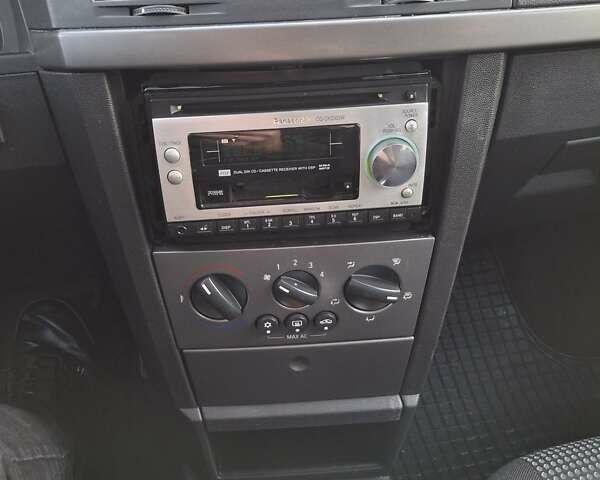 Фиолетовый Опель Мерива, объемом двигателя 1.6 л и пробегом 156 тыс. км за 5700 $, фото 15 на Automoto.ua