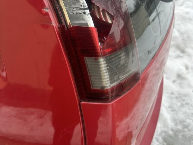 Красный Опель Мерива, объемом двигателя 1.7 л и пробегом 228 тыс. км за 1500 $, фото 4 на Automoto.ua