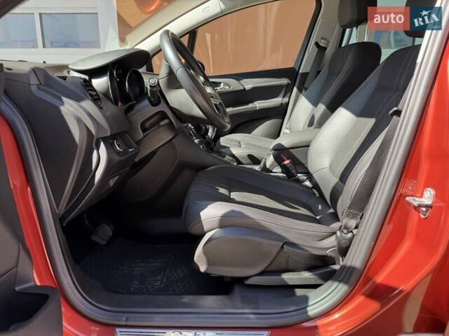 Красный Опель Мерива, объемом двигателя 1.69 л и пробегом 172 тыс. км за 8200 $, фото 12 на Automoto.ua