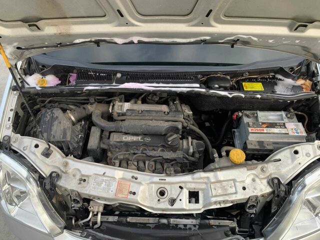 Серый Опель Мерива, объемом двигателя 1.6 л и пробегом 236 тыс. км за 2300 $, фото 9 на Automoto.ua