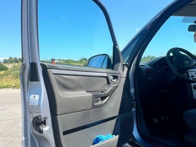 Серый Опель Мерива, объемом двигателя 1.6 л и пробегом 230 тыс. км за 4500 $, фото 5 на Automoto.ua