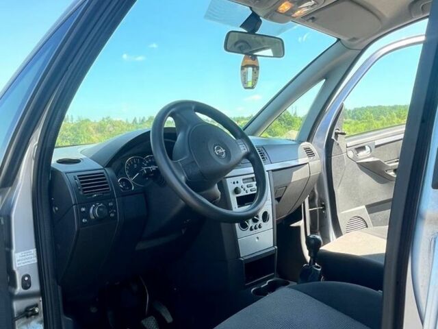 Серый Опель Мерива, объемом двигателя 1.6 л и пробегом 230 тыс. км за 4500 $, фото 3 на Automoto.ua