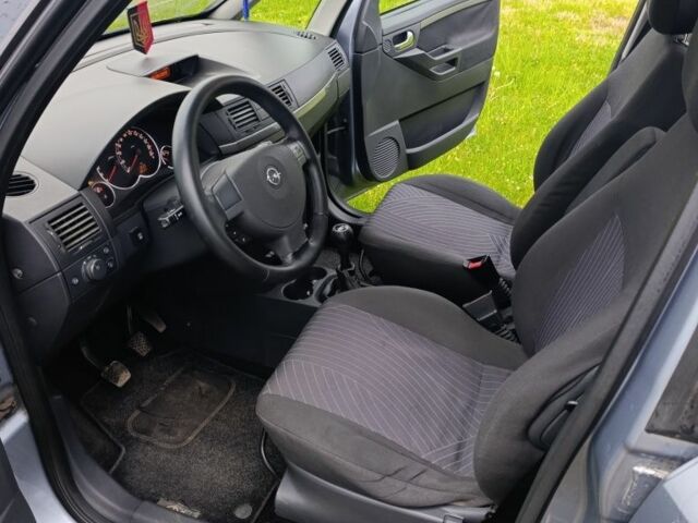 Серый Опель Мерива, объемом двигателя 1.8 л и пробегом 330 тыс. км за 3600 $, фото 2 на Automoto.ua