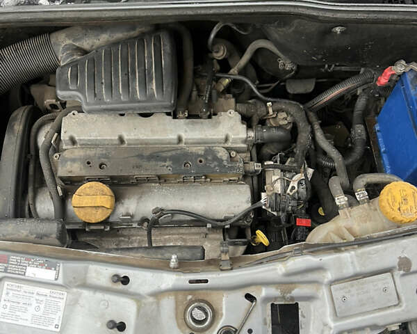 Сірий Опель Меріва, об'ємом двигуна 1.6 л та пробігом 220 тис. км за 3299 $, фото 21 на Automoto.ua