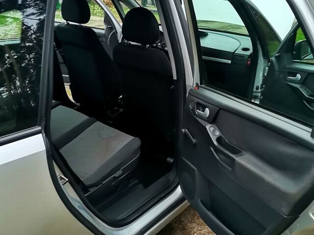 Серый Опель Мерива, объемом двигателя 1.6 л и пробегом 220 тыс. км за 4400 $, фото 12 на Automoto.ua