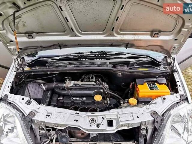 Серый Опель Мерива, объемом двигателя 1.6 л и пробегом 220 тыс. км за 4400 $, фото 3 на Automoto.ua