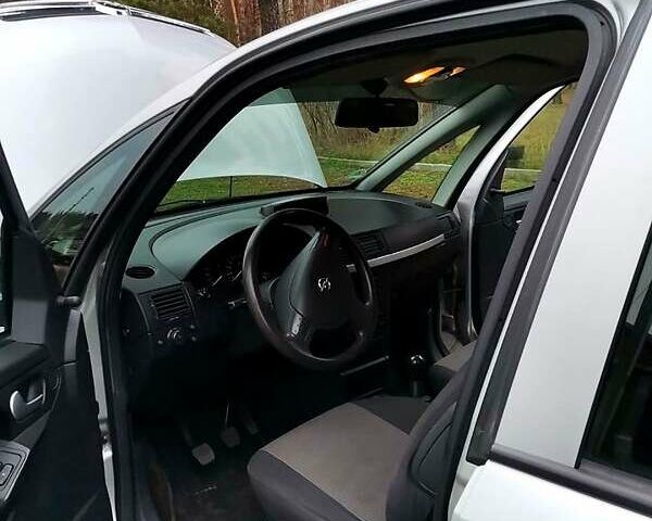 Серый Опель Мерива, объемом двигателя 1.6 л и пробегом 220 тыс. км за 4400 $, фото 2 на Automoto.ua