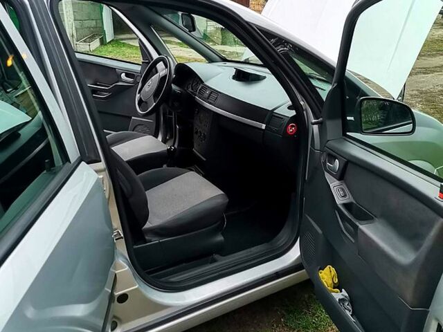 Серый Опель Мерива, объемом двигателя 1.6 л и пробегом 220 тыс. км за 4400 $, фото 1 на Automoto.ua